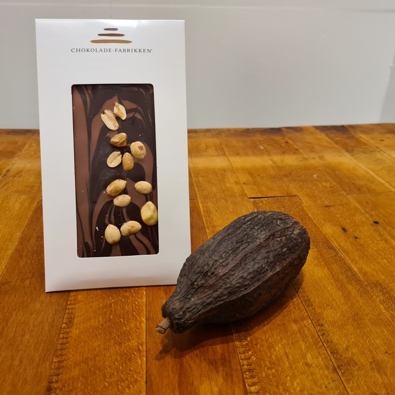 Lys chokolade med peanuts
