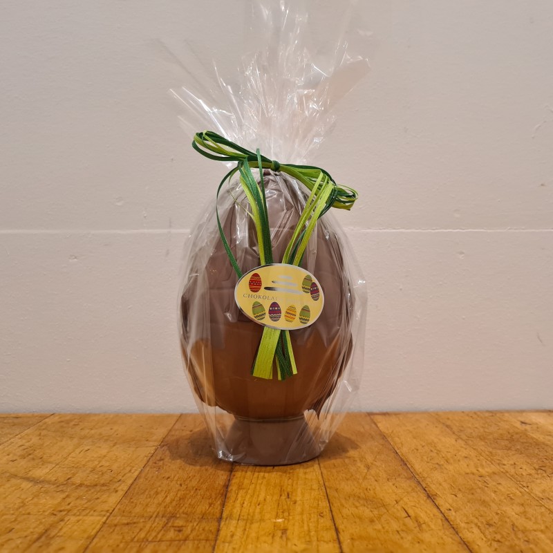 Hel påskeæg i lys chokolade, ca. 17,5 cm. DENNE VARE SKAL AFHENTES I BUTIKKEN