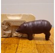 Stor halv marcipan gris overtrukket med mørk Chokolade