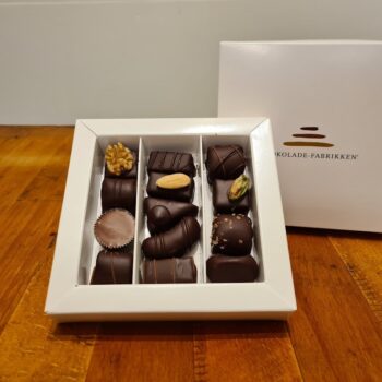 Gaveæske med 125 gram dessertchokolade og hjertebånd