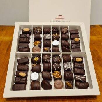 Æske med 500 gram dessertchokolade og hjertebånd