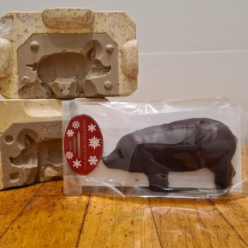 Stor halv marcipan gris overtrukket med mørk Chokolade