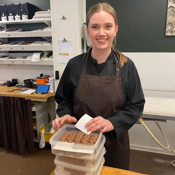 Medarbejder Elisa - hos Chokolade-fabriken